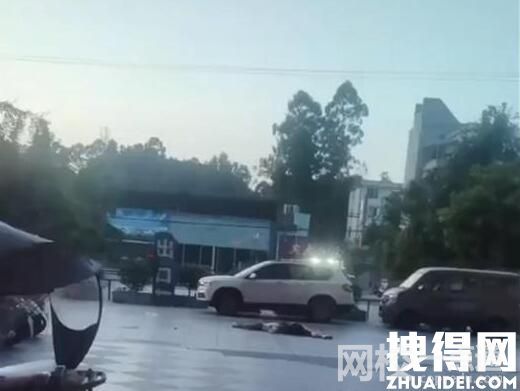 疑女子跳樓砸中路人:2具遺體被拉走 為什么跳樓自殺？