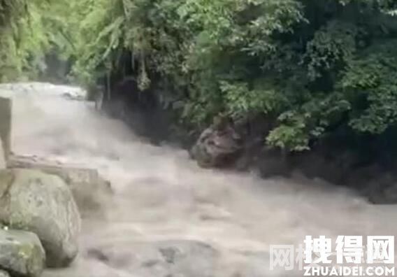 父親山洪中緊抱兒子 拍攝者發(fā)聲 究竟是怎么回事？