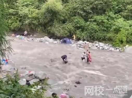 山洪前管理員曾勸游客:給你們跪下了 始料未及真相簡(jiǎn)直太悲劇