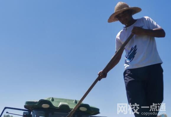 鄱陽湖河床變草原 當?shù)厝碎_車飛馳 為什么水位持續(xù)下降？