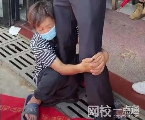 新郎遭陌生大媽抱大腿要紅包 如此婚鬧討錢實在難看