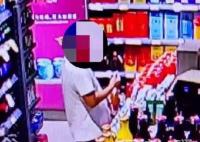 男子超市連擰7瓶飲料看是否中獎 該男子行為實(shí)在是太可恥了