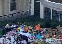 學(xué)校查寢男生宿舍外垃圾堆成山 這一看平時(shí)沒少積攢存貨啊