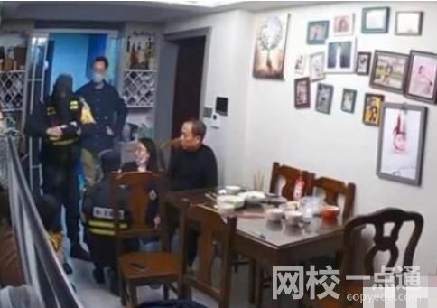 老人遭魯某推倒后多次沖向廚房 房內監(jiān)控記錄下完整過程