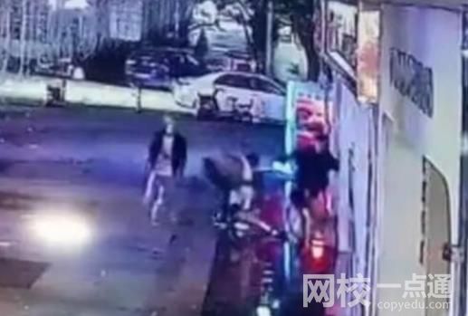 兩女孩下班遭多名男子當街毆打 拳腳相加實在是嚇人