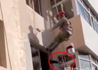 警方回應(yīng)業(yè)主持刀威脅外墻作業(yè)工人 原因竟是這樣簡(jiǎn)直太恐怖了