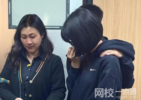 把父親送進監(jiān)獄后 她仍不原諒母親 背后真相到底是什么?