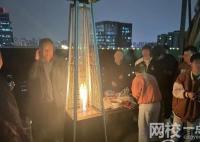 樓頂看世界杯 取暖爐引發(fā)火警烏龍 路過市民看見火光就報警了
