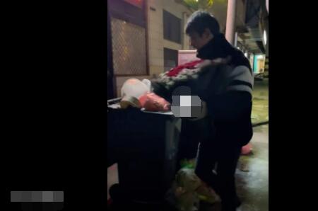 男子垃圾桶旁撿玫瑰送妻子 始料未及真相簡(jiǎn)直太意外了