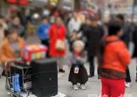商場回應(yīng)保安驅(qū)趕殘疾女子賣藝引發(fā)網(wǎng)友關(guān)注