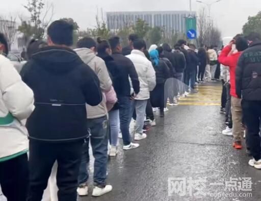 工價(jià)下跌 工廠門口仍大排長龍 意外至極真相簡(jiǎn)直太驚人