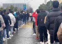 工價下跌 工廠門口仍大排長龍 引發(fā)人們對勞務市場的廣泛關(guān)注