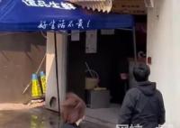 居民嫌樓下肉鋪擾民:來買肉就潑臟水 究竟是怎么回事？