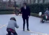 保潔被扣工資向領(lǐng)導(dǎo)下跪?警方回應(yīng) 究竟是怎么回事？