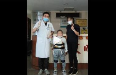 4歲娃17樓墜落140天后重新行走 究竟是怎么回事？