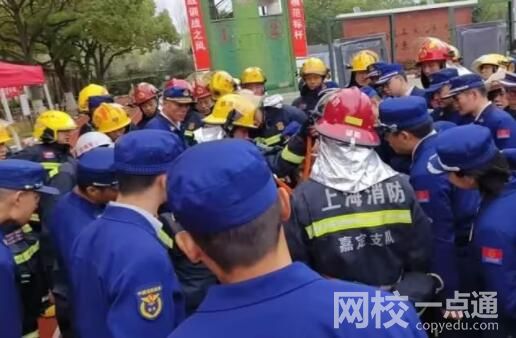 小伙戒指卡手遇130名消防員演訓(xùn) 究竟是怎么回事？