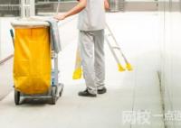 退休教師在醫(yī)院做保潔:找不到其他活 原因竟是這樣太無奈了