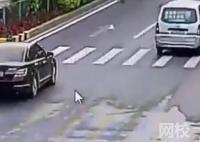 特斯拉撞飛騎手后沖上人行道 究竟是怎么回事？