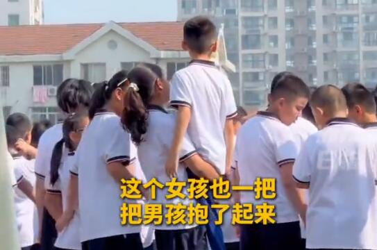 男生看畢業(yè)典禮被高個女生霸氣抱起 這樣太有愛了