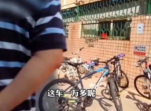 大爺偷車(chē)被抓反問(wèn)警察 這太無(wú)語(yǔ)了