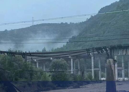 陜西一鐵路橋被洪水沖垮 機(jī)車墜橋了