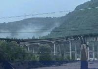 陜西一鐵路橋被洪水沖垮 機車墜橋了