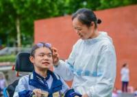媽媽帶罕見病兒子打破活不過18歲預言 實在太勵志了
