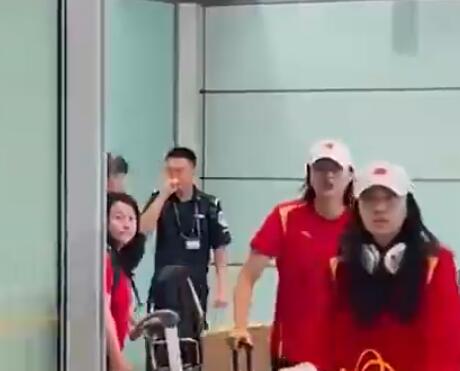 朱婷在機(jī)場勸大家不要再拍了 光速換裝備