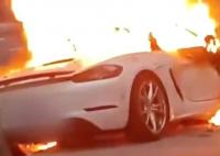 浙江一轎車撞樹后自燃 司機(jī)身亡 實(shí)在太慘了