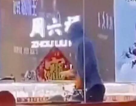 山東警方通報男子蒙面搶劫金店 這也太膽大了
