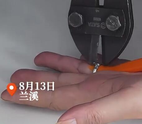 男子結(jié)婚22年胖30斤無奈夾斷婚戒 為什么胖這么多？