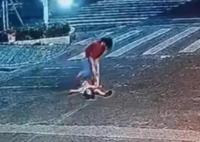 男童躺馬路中間被轎車碾壓 警方回應(yīng) 實在太嚇人了