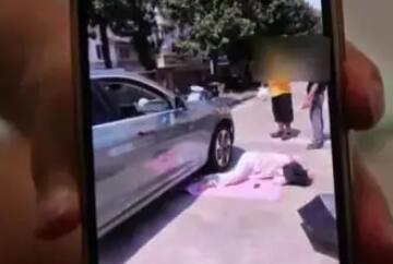 女子趴小區(qū)地上曬背被車撞傷 實(shí)在太悲劇了