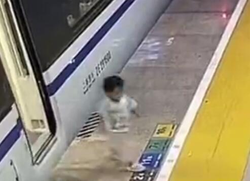 高鐵即將關(guān)門(mén)2歲娃突然跑下車(chē) 站臺(tái)工作人員飛奔過(guò)去一把抱起孩子