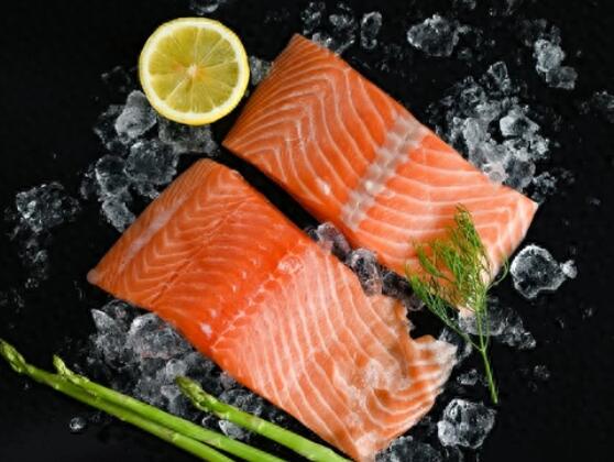 顧客舉報(bào)胖東來(lái)隔夜三文魚(yú)獲賠10萬(wàn) 為什么引熱議？