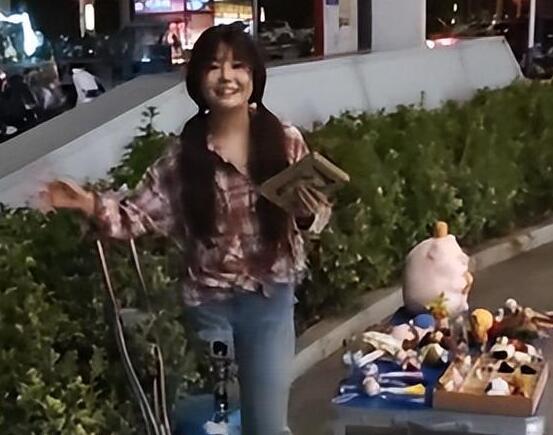 女孩高考時(shí)暈倒確診骨癌擺攤賺錢(qián) 實(shí)在讓人心疼不已