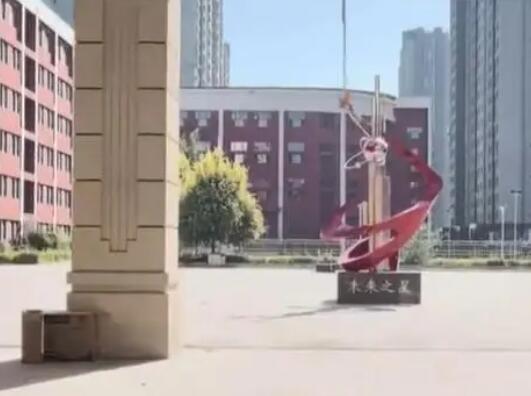 家長到校取學(xué)籍卡發(fā)現(xiàn)人去樓空 為什么沒人了？