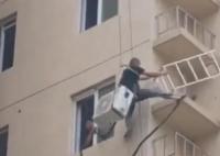 師傅高空裝空調(diào) 大樓護欄一扒就掉 實在太嚇人了