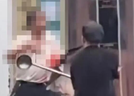 男子持刀傷人 鹵菜店店長(zhǎng)拿大勺對(duì)峙 為什么引熱議？