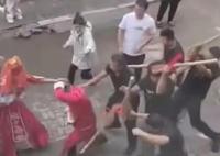 新郎接親被追打是習(xí)俗?當(dāng)?shù)乇僦{ 為什么引爭議？