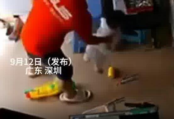 男子抱孩子玩耍時手機發(fā)生自燃 實在太嚇人了