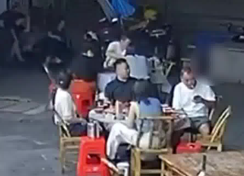 小貓被綁四肢從高樓丟下當(dāng)場(chǎng)死亡 簡(jiǎn)直令人嚇尿了