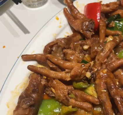 男子懷疑飯店的雞爪是別人吃過的 到底是不是真的？