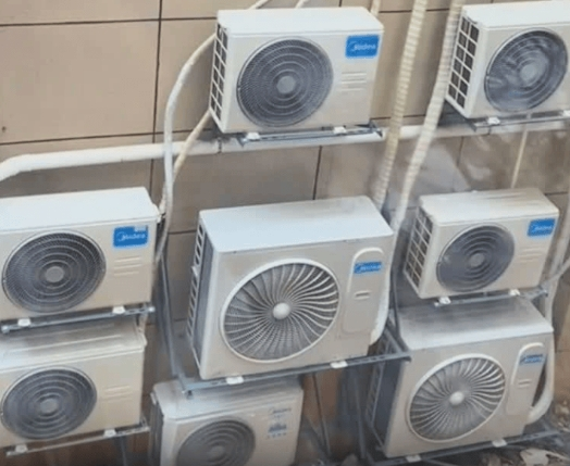 銀行對著居民樓裝8臺空調外機 為什么引爭議？