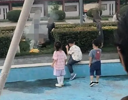 男童攀爬石像后一起滾落被砸身亡 實(shí)在太悲劇了