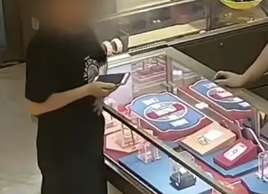 女子買4萬黃金不挑款式 店員報(bào)警 到底有什么貓膩？
