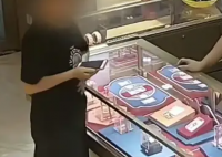 女子買4萬黃金不挑款式 店員報(bào)警 到底有什么貓膩？