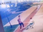 孩子在小區(qū)騎車被男子踹倒 為什么踹人什么原因？