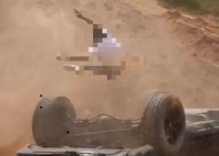 越野車翻滾下坡司機(jī)被甩出車外 實(shí)在太恐怖了