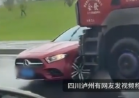 驚險(xiǎn)!奔馳車雨天被大貨車頂行1分鐘 實(shí)在太恐怖了